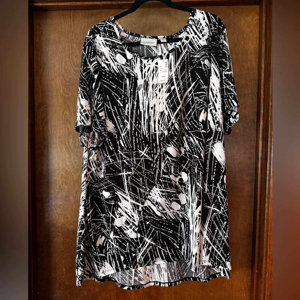 Avenue Abstract Black and White Blouse NWT